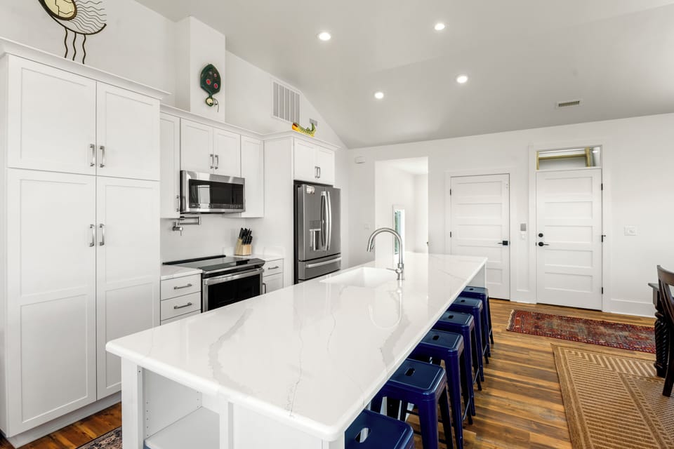 Kitchen (Alternate View)