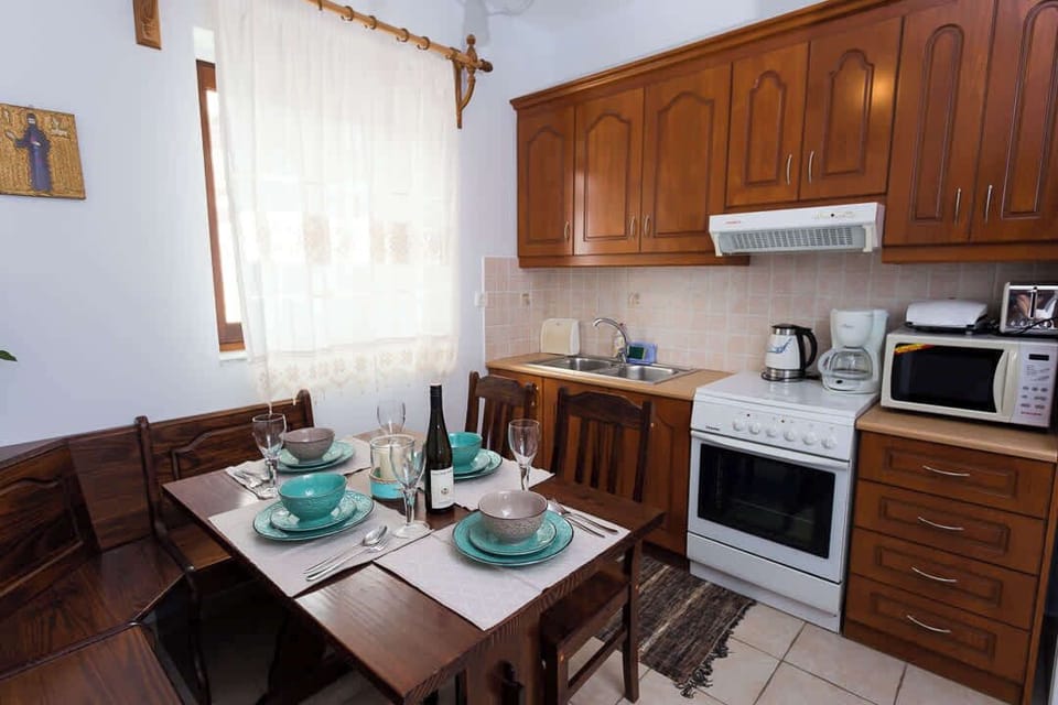 Enjoy breakfast or a home-cooked dinner in the welcoming kitchen.