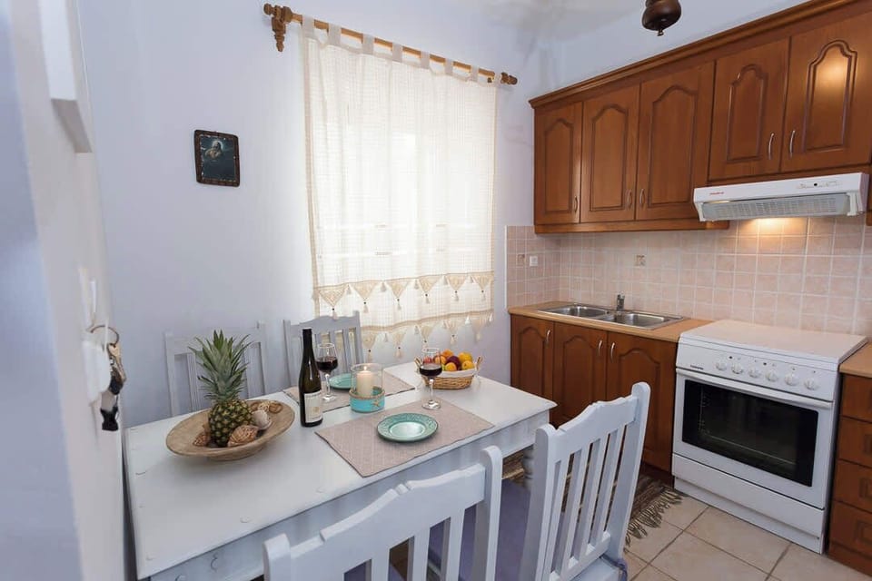 Start your morning with breakfast in the fully equipped kitchen.