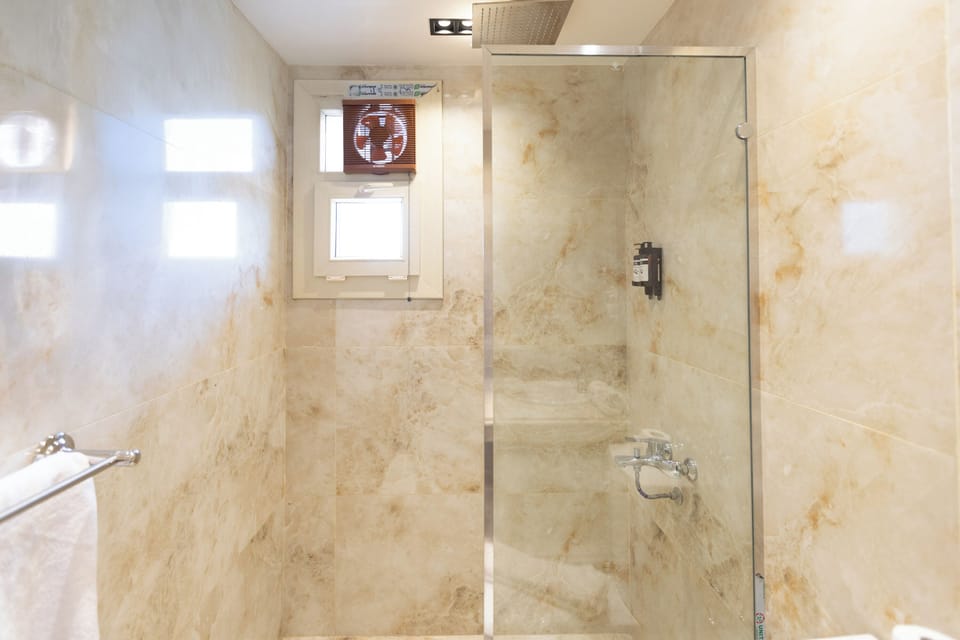 Luxury Double Room, Hot Tub, Mountain View | Bathroom | Shower, free toiletries, hair dryer, slippers