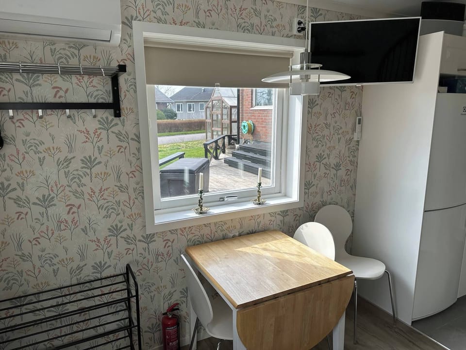 Apartment, 2 Bedrooms | Dining