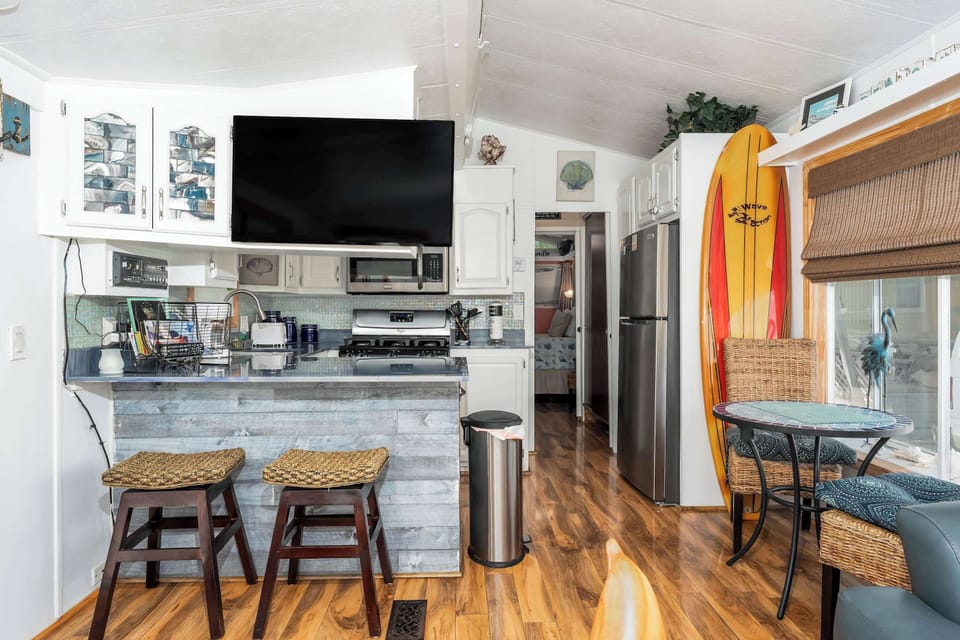 Open Kitchen & Breakfast Bar – Cook your favourites in a fully equipped kitchen and enjoy meals at the stylish breakfast bar.