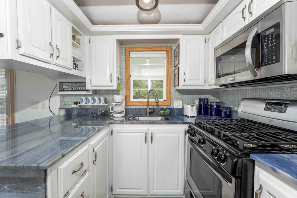 Modern Kitchen Setup – Stainless steel appliances, ample counter space, and all the essentials for a comfortable stay.