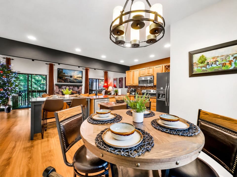 Condo, Multiple Beds, Garden View (64A Pinetop/Lakeside) | In-room dining