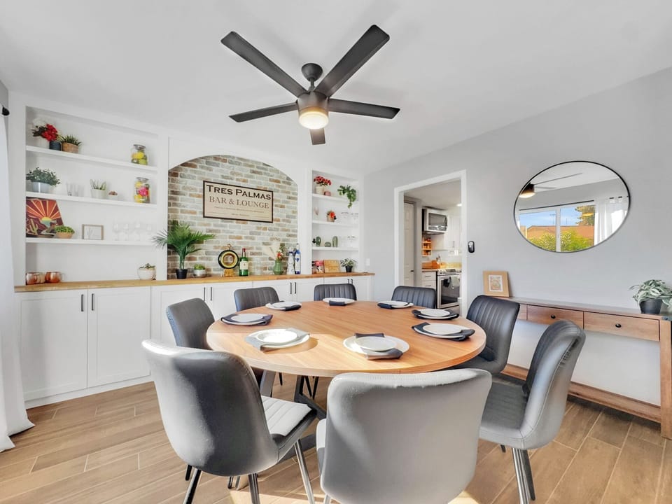 House, Multiple Beds, Mountain View (Yucca Mesa) | In-room dining