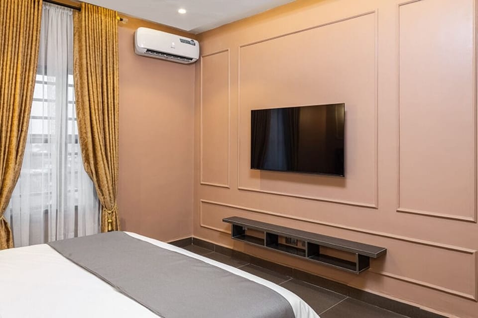 Luxury Suite | In-room safe, desk, WiFi (free)