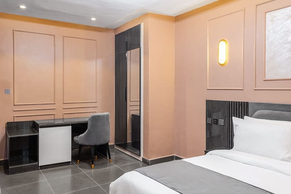 Luxury Suite | In-room safe, desk, WiFi (free)