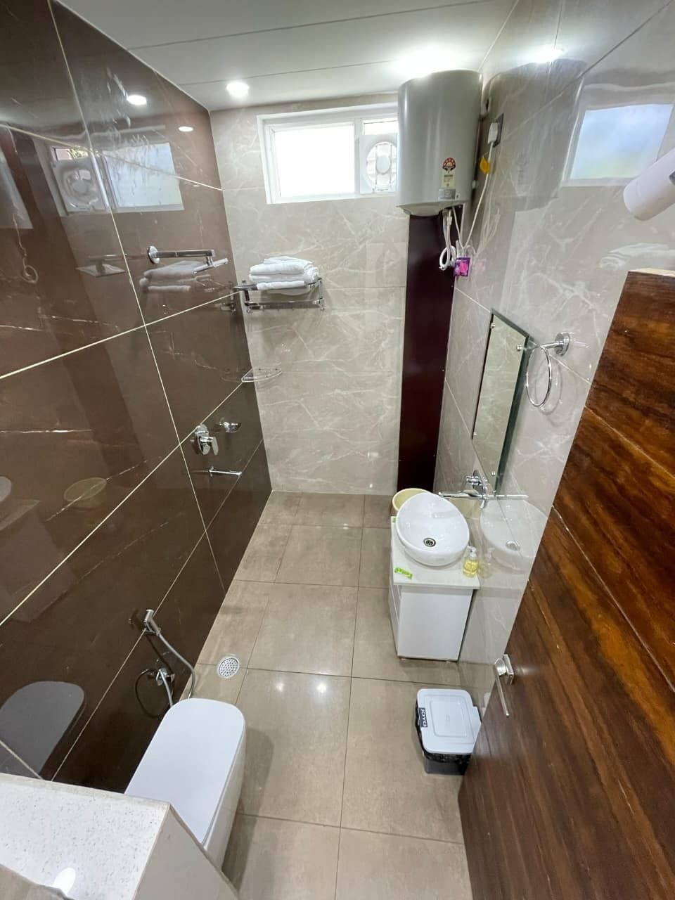 Deluxe Single Room | Bathroom | Towels, soap, shampoo, toilet paper