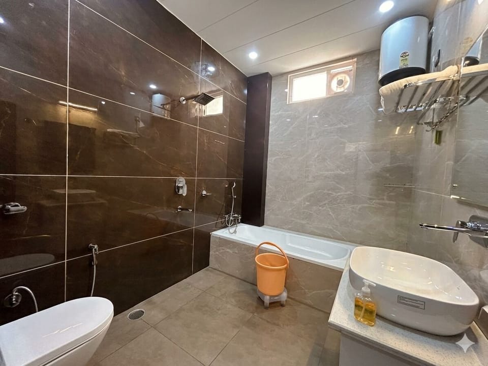 Superior Double Room, Mountain View | Bathroom | Towels, soap, shampoo, toilet paper