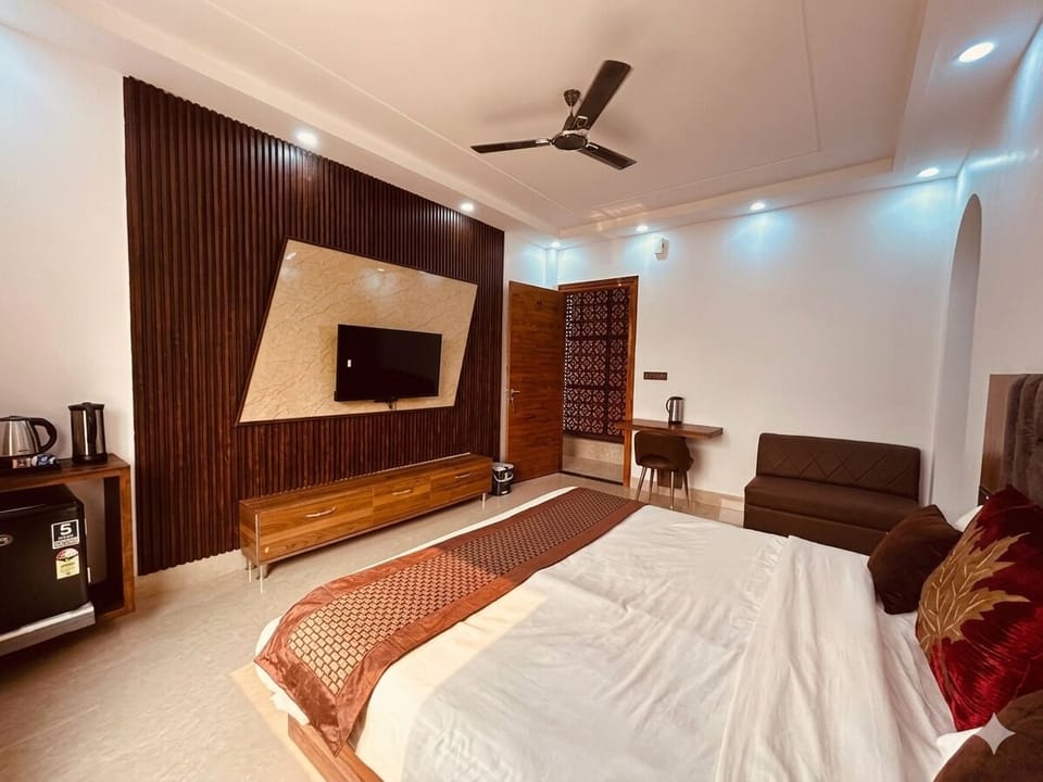 Superior Double Room, Mountain View | Premium bedding, Select Comfort beds, desk, laptop workspace