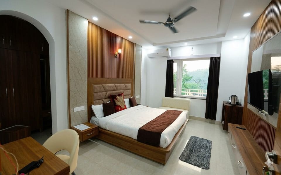 Deluxe Single Room | Premium bedding, Select Comfort beds, desk, laptop workspace