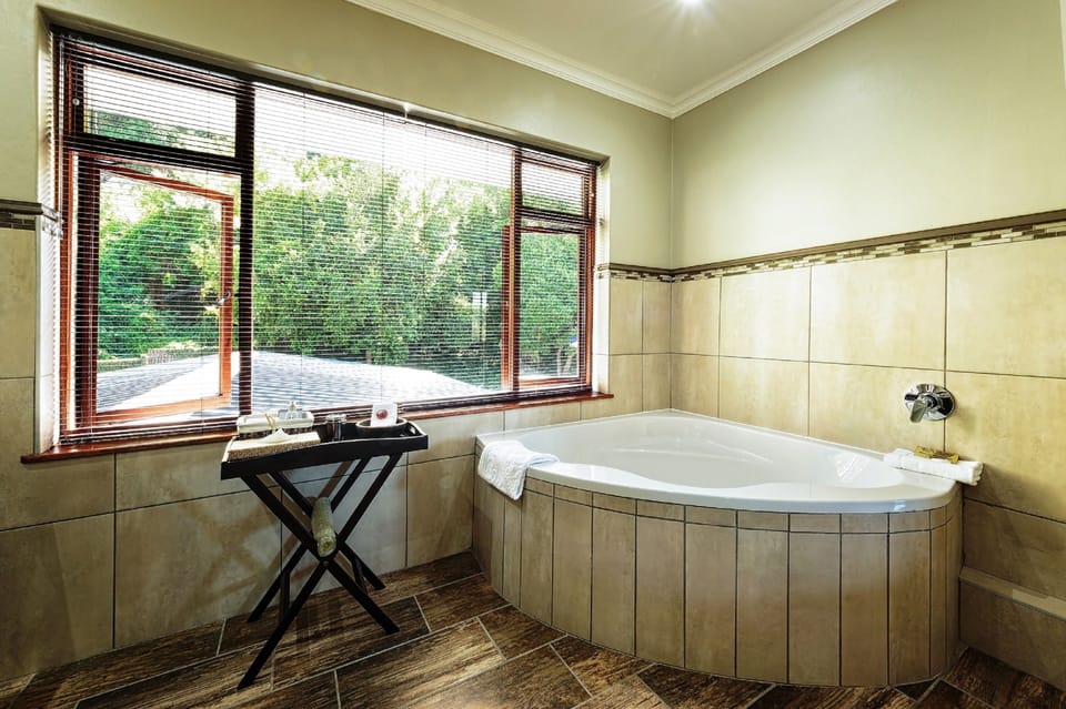 Luxury Double Room, 1 King Bed, Lagoon View | Bathroom | Separate tub and shower, free toiletries, bathrobes, towels