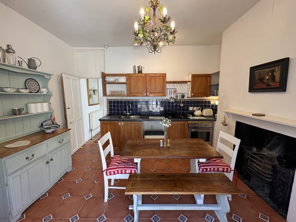 Fully equipped kitchen with antique fireplace (not to be used!)