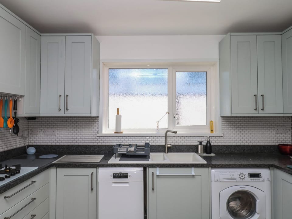 Dishwasher, cookware/dishes/utensils