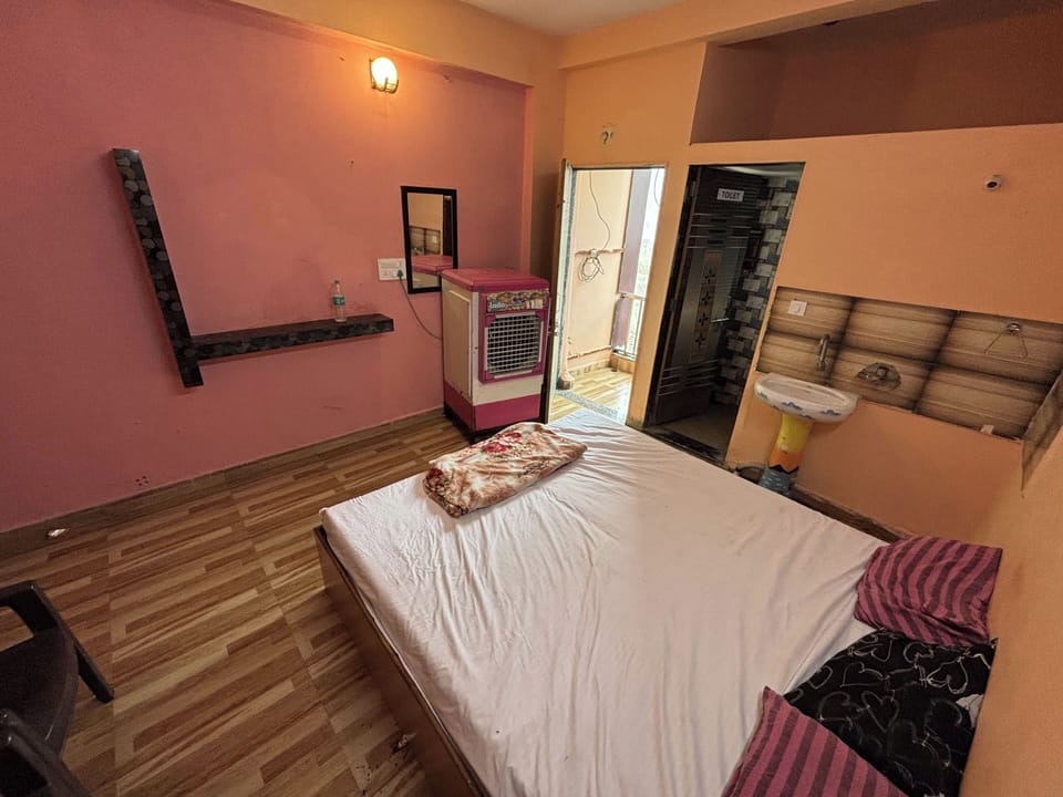 Basic Room | Desk, laptop workspace, WiFi (free)