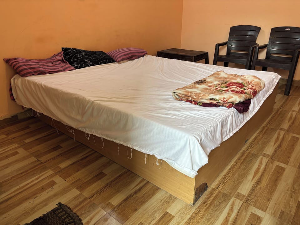 Basic Room | Desk, laptop workspace, WiFi (free)