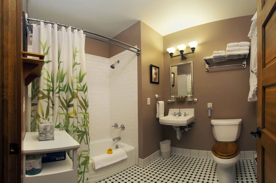Suite, 1 King Bed | Bathroom | Combined shower/tub, free toiletries, hair dryer, towels