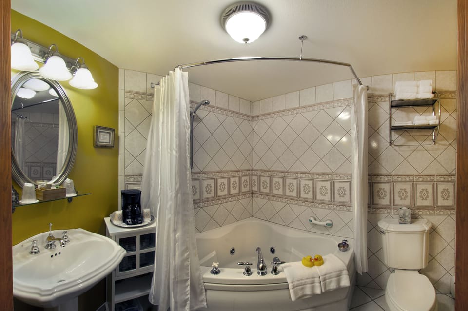 Suite, 1 King Bed | Bathroom | Combined shower/tub, free toiletries, hair dryer, towels