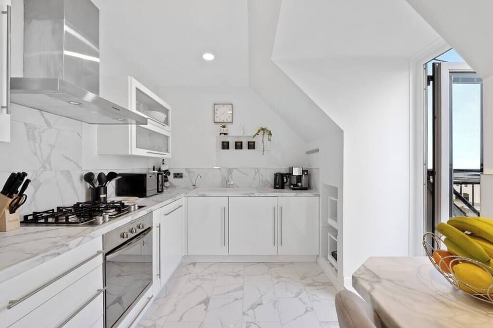 Well equipped kitchen with coffee machine.