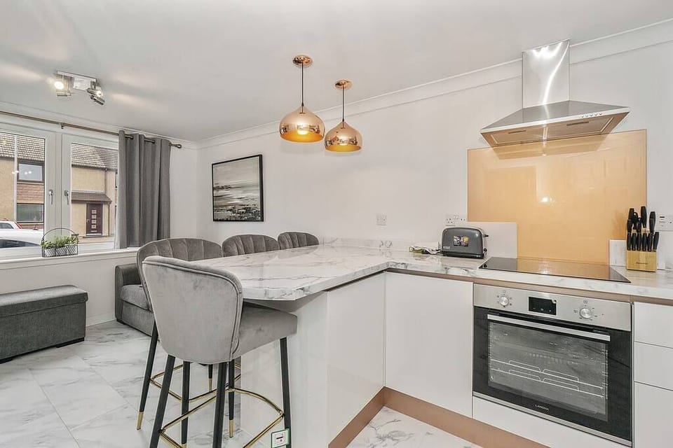 Kitchen , breakfast bar and work station