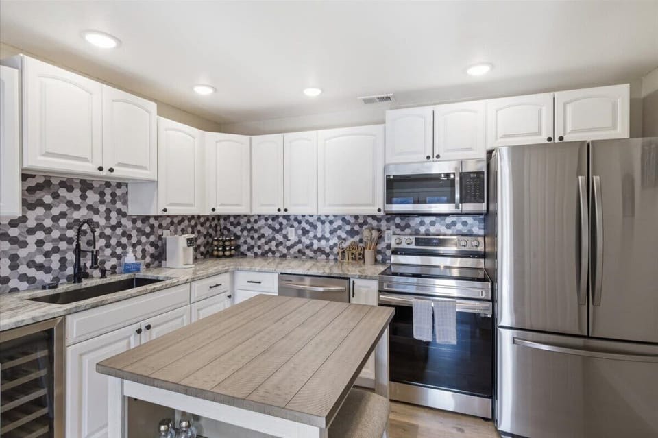 House, Multiple Beds (1129 Ginger Road) | Private kitchen