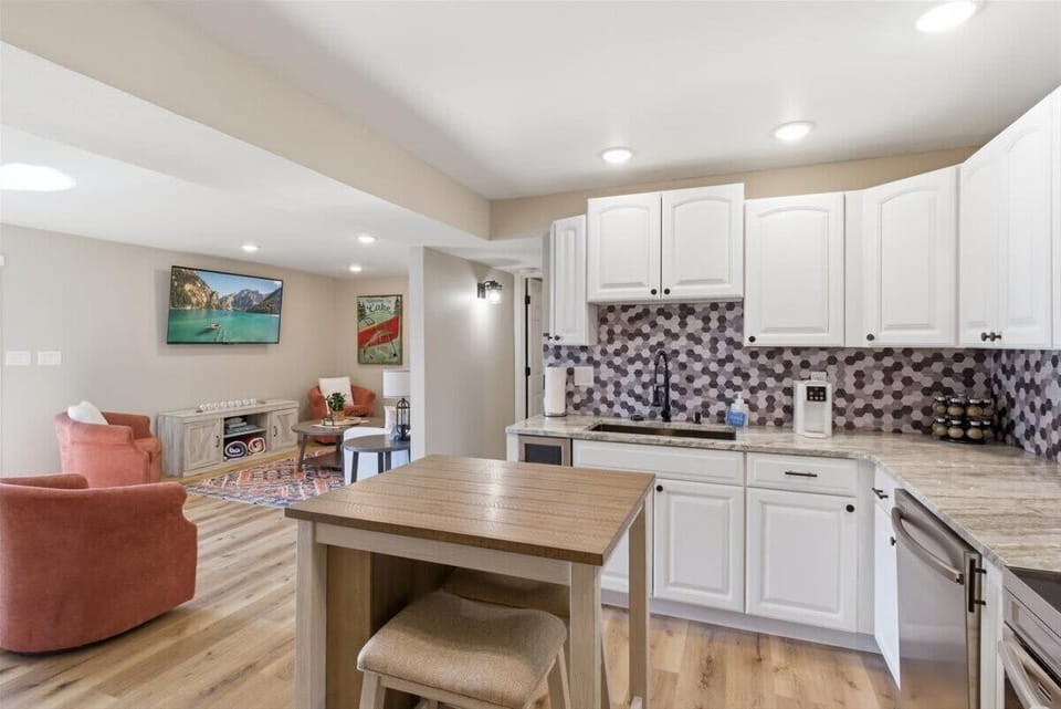 House, Multiple Beds (1129 Ginger Road) | Private kitchen
