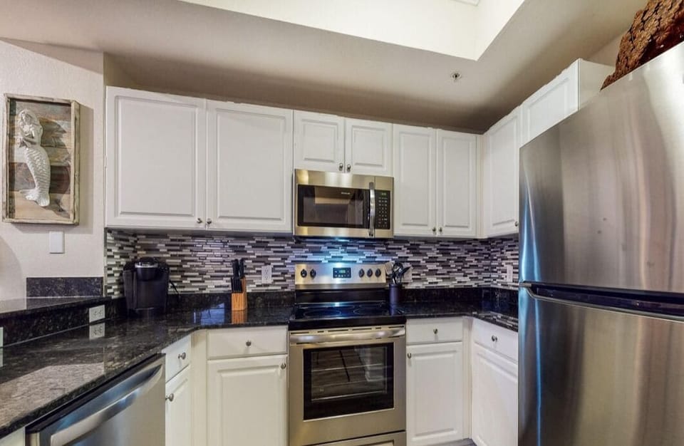 Condo, Multiple Beds (Tidewater 1800) | Private kitchen