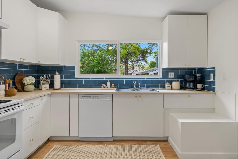 Fully equipped kitchen with dishwasher