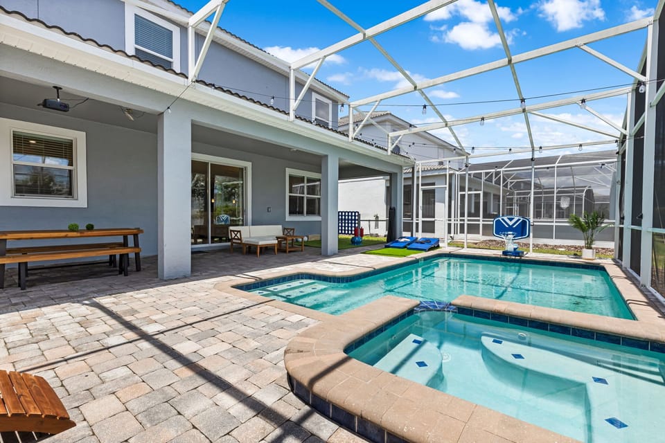 Private heatable pool with outdoor screen