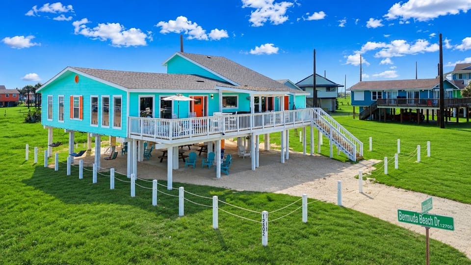 Outdoor Paradise: Vibrant beach house with stunning views and inviting spaces!