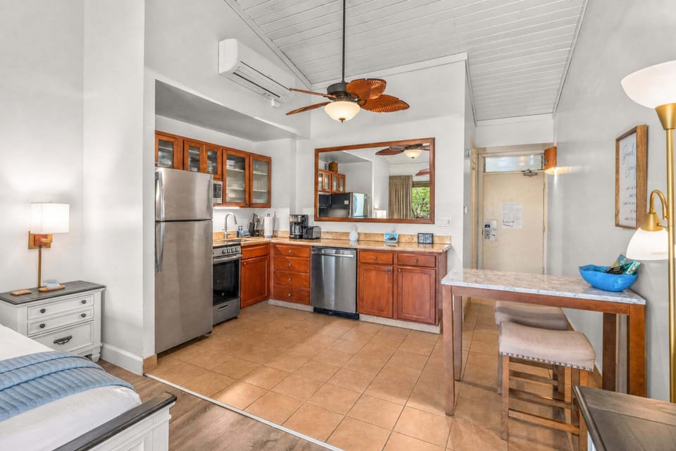 Studio, 1 King Bed with Sofa bed, Garden View (Napili Shores D-232) | Private kitchen