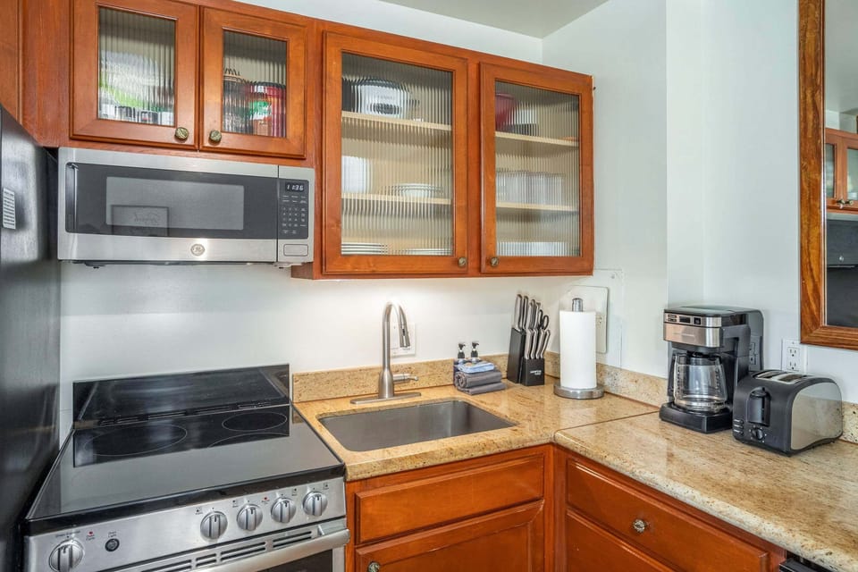 Studio, 1 King Bed with Sofa bed, Garden View (Napili Shores D-232) | Private kitchen