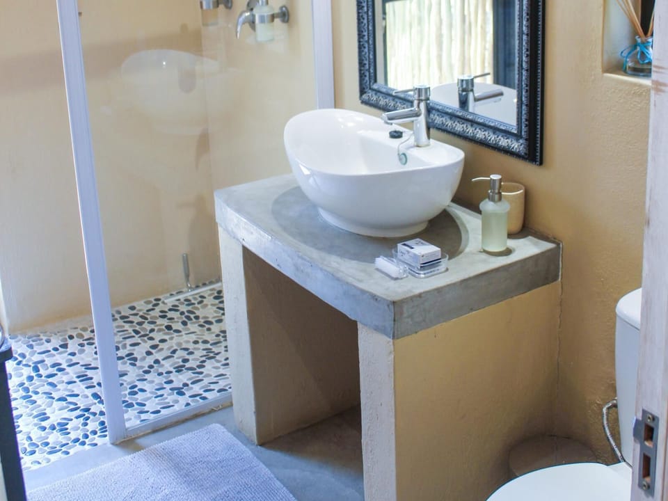 Comfort Chalet | Bathroom | Free toiletries, hair dryer, towels