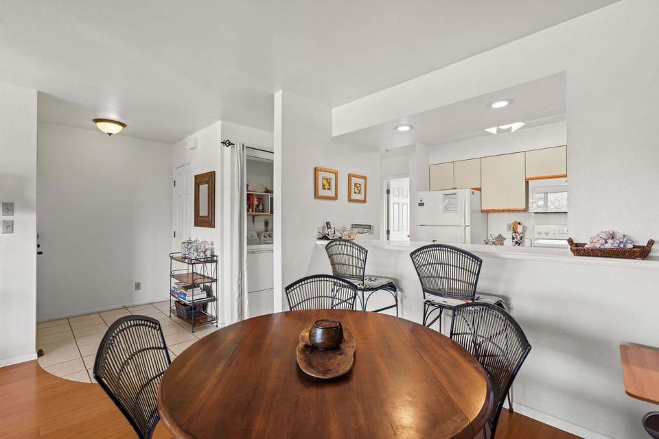 Condo, 1 Queen Bed, Garden View (Kihei Bay Vista C-201) | Dining