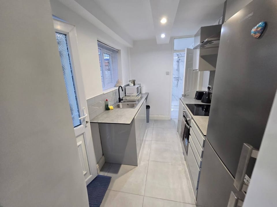 House, 3 Bedrooms | Private kitchen