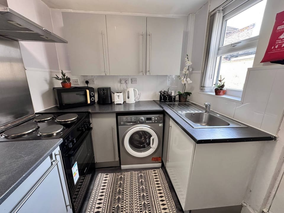 House, 3 Bedrooms | Private kitchen