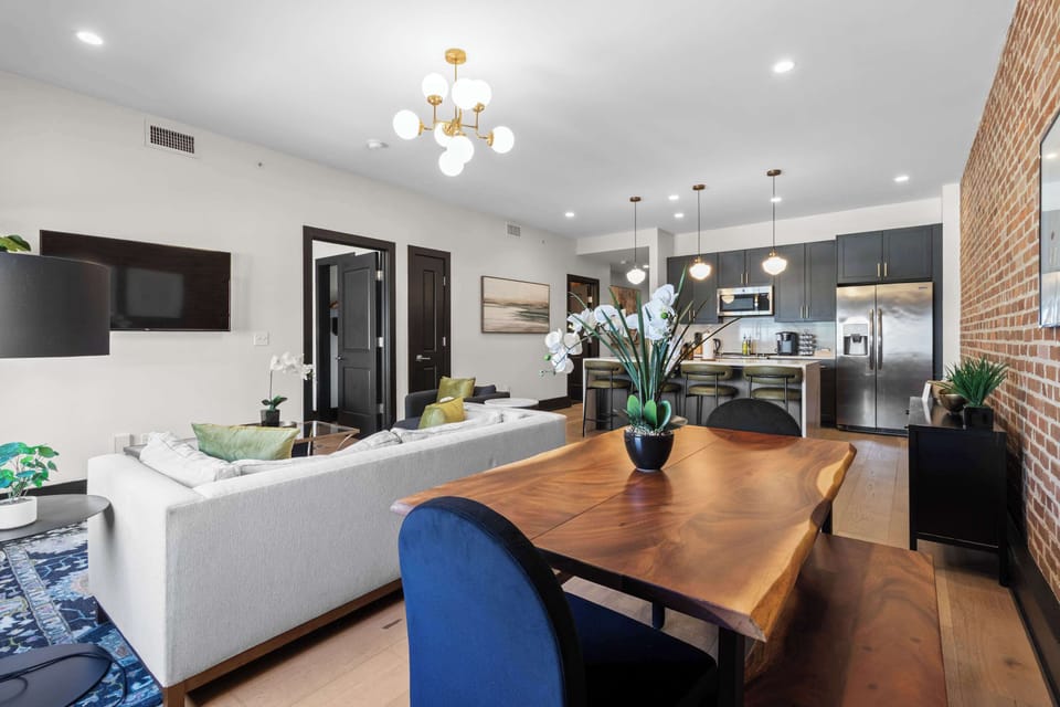Enjoy meals together at your in-suite dining table with seating for your group. Whether it’s takeout, delivery, or a home-cooked meal, this cozy dining area makes every stay at ELEVEN48 feel like home in New Orleans.