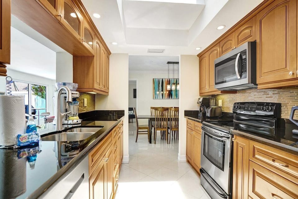 House, Private Bathroom, Canal View | Private kitchen | Highchair, paper towels, dining table