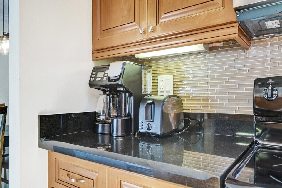 House, Private Bathroom, Canal View | Private kitchen | Highchair, paper towels, dining table