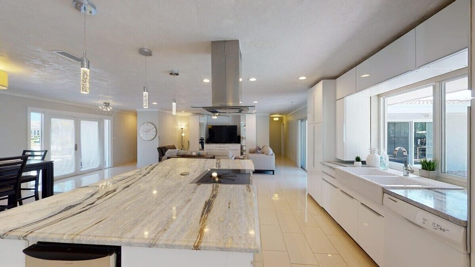 Premium House, Ensuite, Canal View | Shared kitchen | Highchair, ice maker, kitchen island