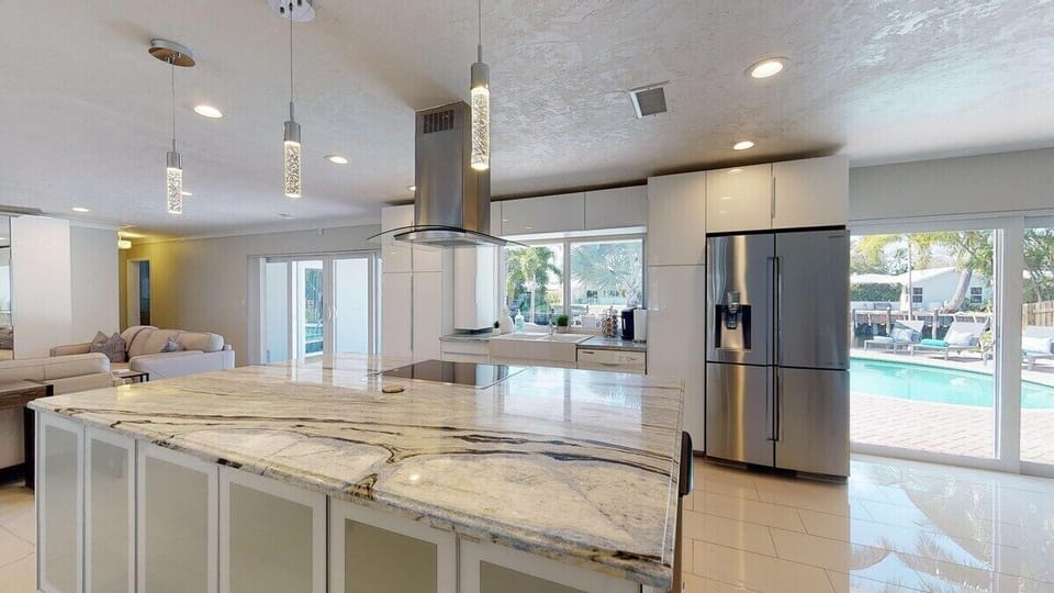 Premium House, Ensuite, Canal View | Shared kitchen | Highchair, ice maker, kitchen island