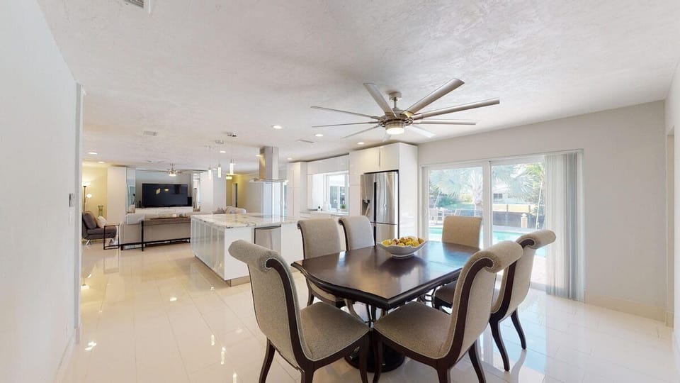 Premium House, Ensuite, Canal View | Dining