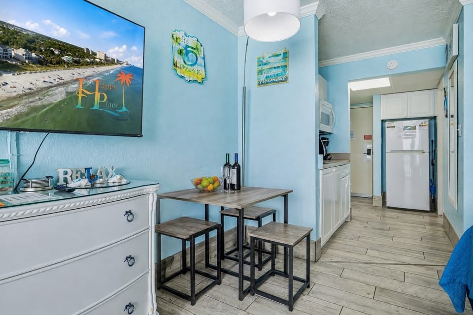 A full kitchenette and dining nook so beach days never get interrupted. ⭐