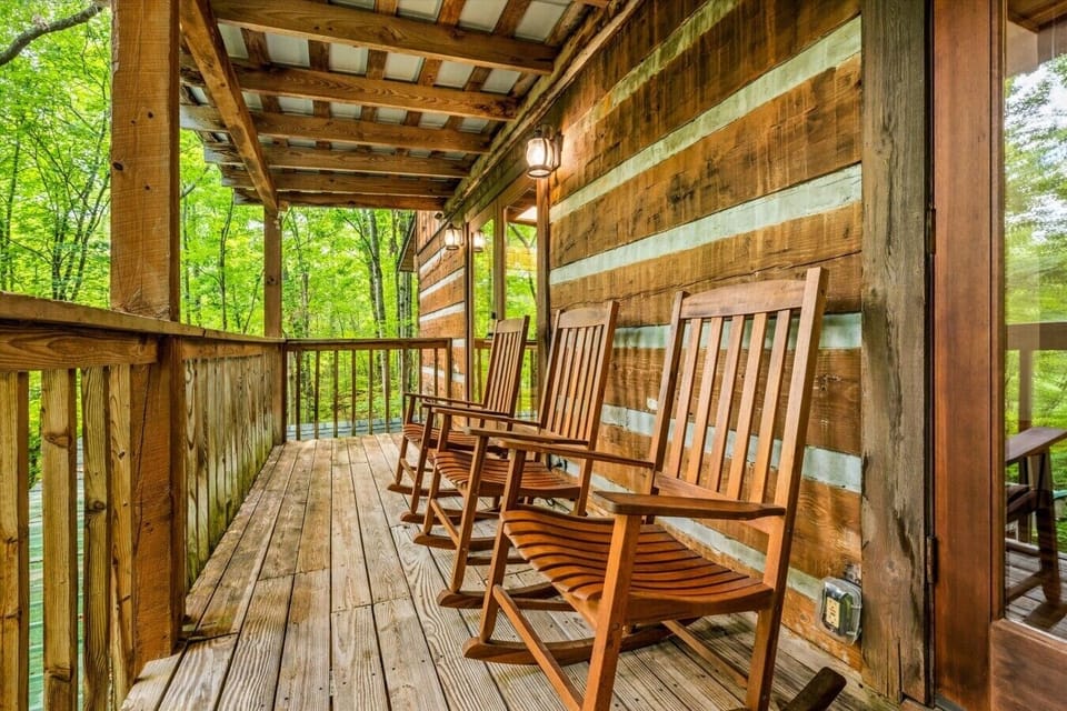 Pigeon-Forge-Cabin-Cant-Bear-To-Leave-2-Exterior-Balcony (2)