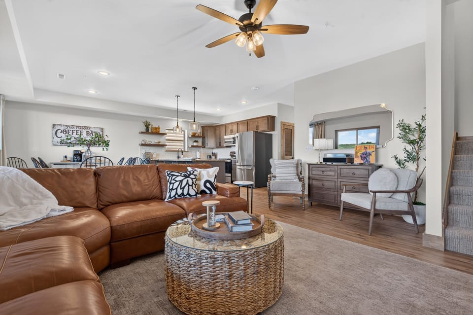 Designed for comfort and casual elegance. Plenty of seating to enjoy listening to music on the turntable/bluetooth speaker.