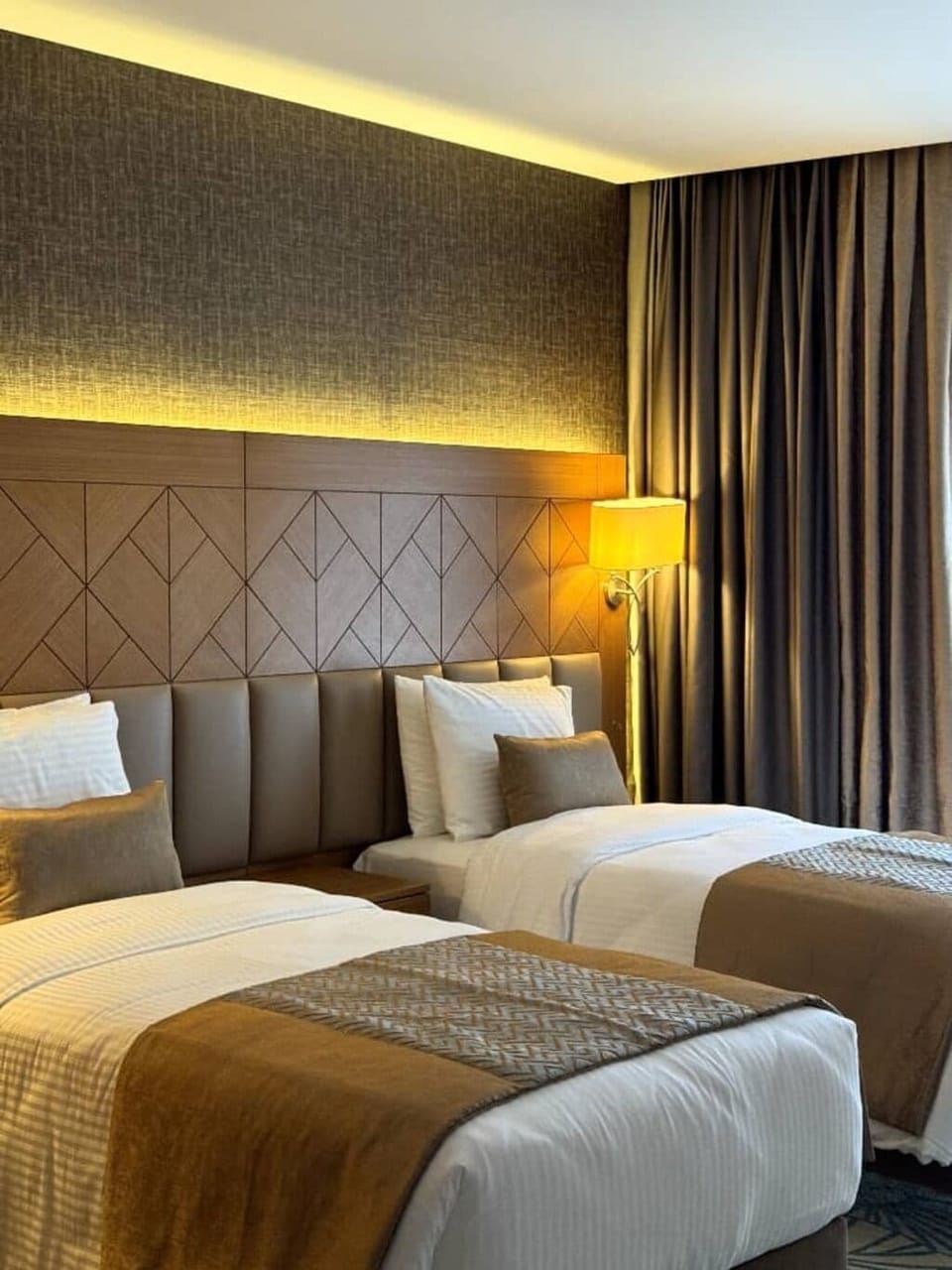 Classic Twin Room | In-room safe, desk, laptop workspace, WiFi (free)