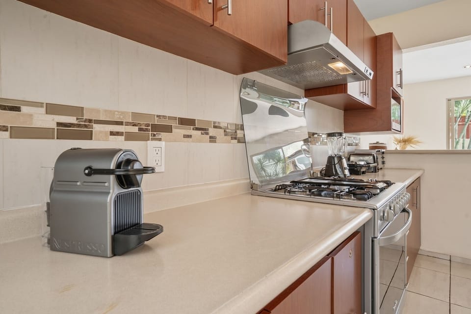 Luxury Cottage, Pool View | Private kitchen