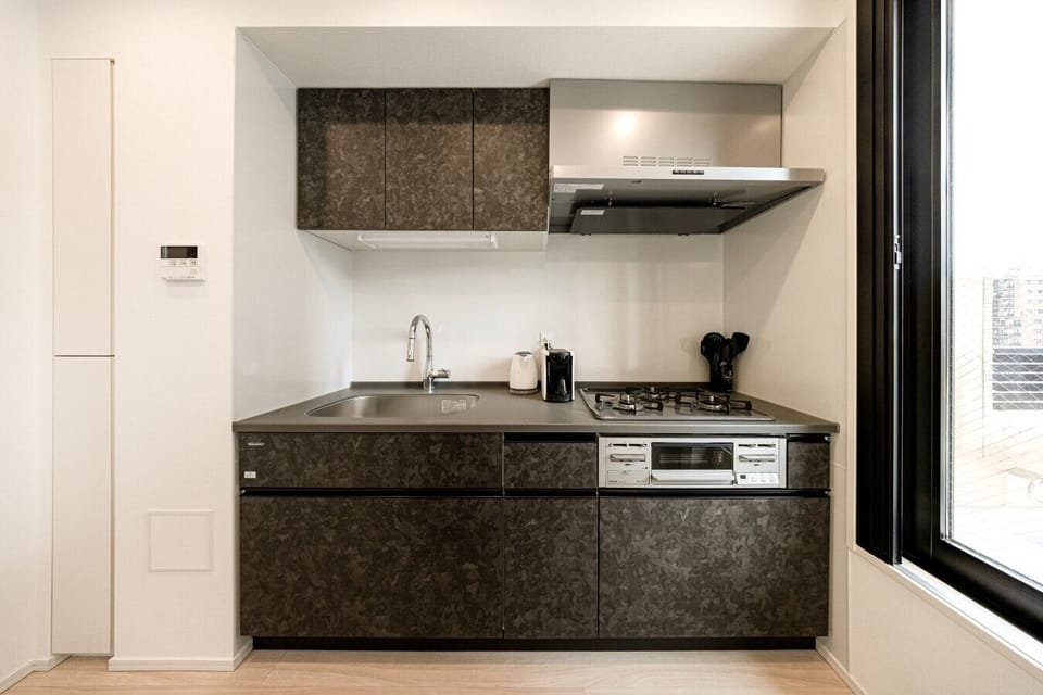 kitchen-dark-cabinets-stove