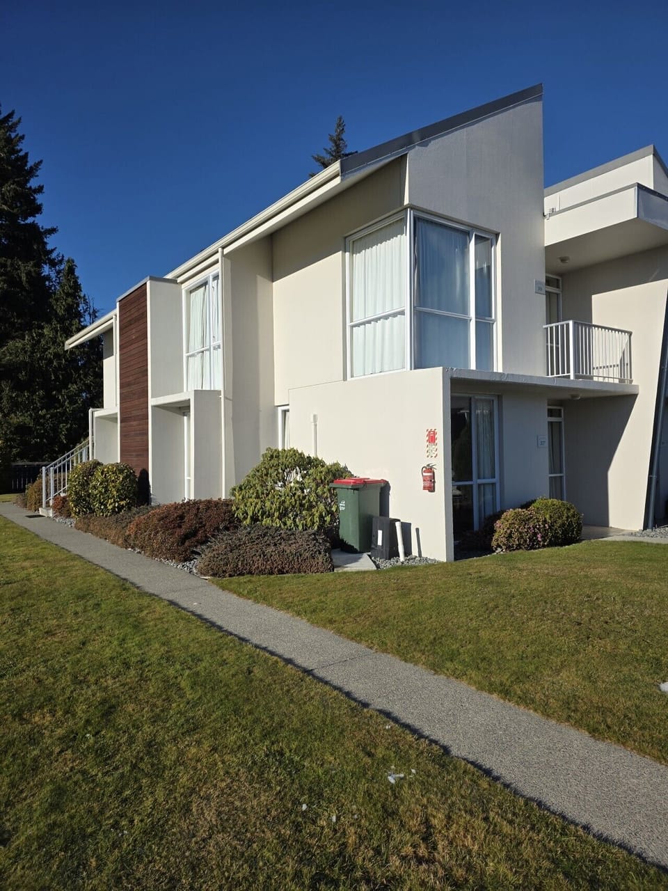 Apartment, ground level corner