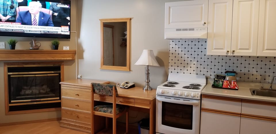 VIP Deluxe King Room with Spa Bath | Private kitchenette | Coffee/tea maker, fridge, microwave